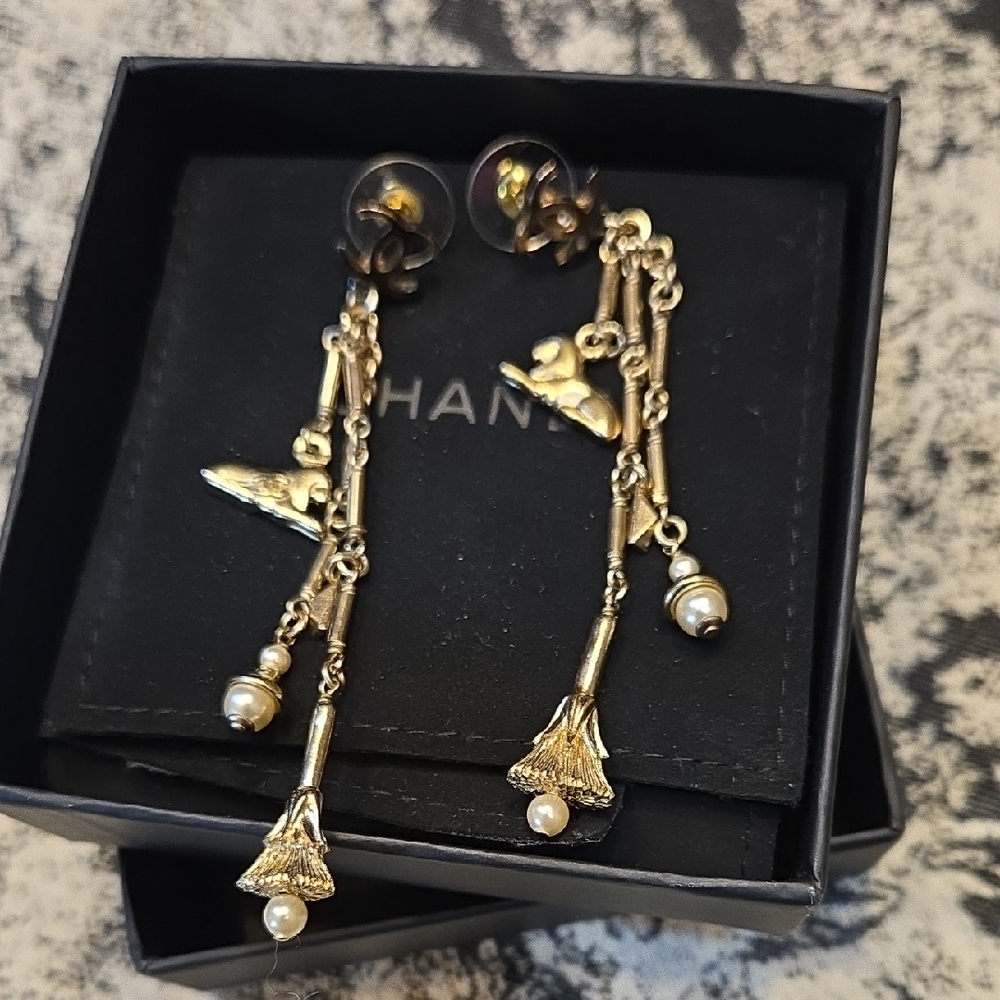#117 - CHANEL Drop Earrings